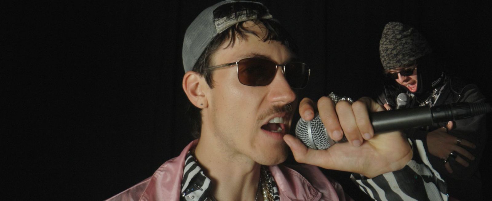 J-Pretty mit Sonnenbrille am Mikrofon
