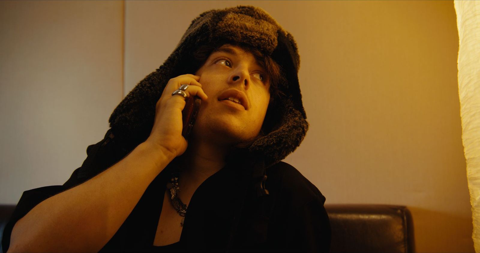 Swaggy-J mit Fellmütze am Telefon