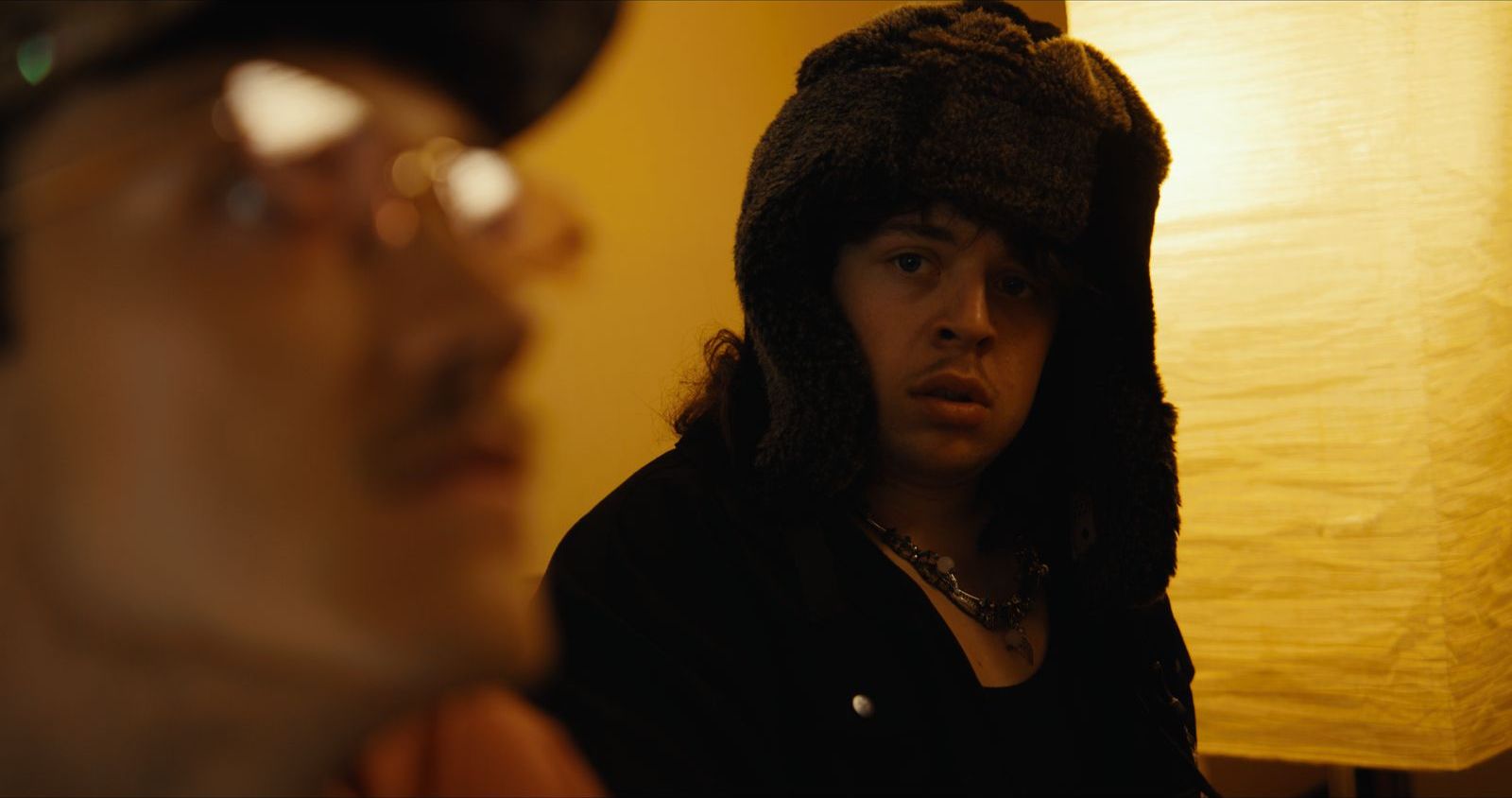 Swaggy-J mit Fellmütze und Kette, Blick in die Kamera